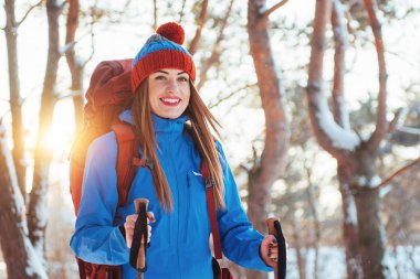 Sırt çantalı bir gezgin. Seyahat tarzı macera konsepti. Açık havada aktif tatiller. Kozalaklı ağaçlar ve beyaz karla kaplı güzel bir manzara..