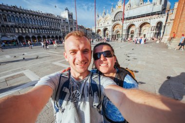 Aziz Mark Meydanı Piazza San Marco ve Venedik 'teki Campanile Çan Kulesi. Şehri çok sayıda turist ziyaret ediyor. İtalya