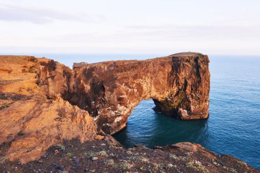Cape Dyrholaey, Güney İzlanda. İrtifa 120 m ve kaba tepe Adası ile kapı açma.