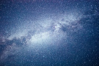 Yıldızlar, nebula ve galaksiyle dolu canlı bir gece göğü. Derin gökyüzü gökyüzü fotoğrafı.