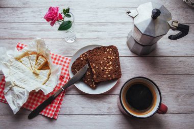 Brie peyniri, esmer ekmek ve aromatik kahve. Sabah yemeği.