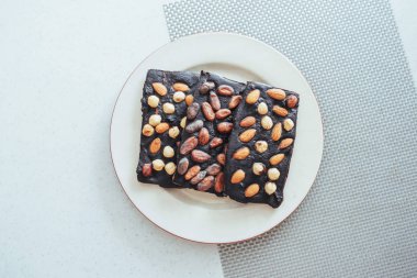 Koyu çikolata, beyaz üzerine tamamen fındıklı.