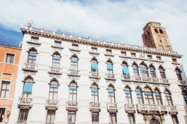 Venedik kanalının tipik görüntüsü ve İtalya Venedik 'teki renkli binalar.