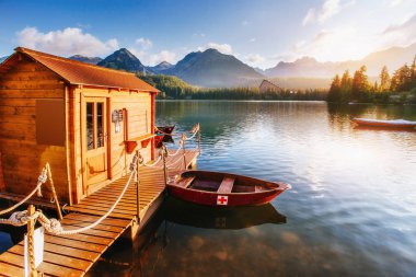 Parkta yüksek Tatras bir göl üzerinde gündoğumu. Shtrbske Pleso, Slovakya, Europe.