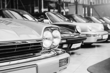 Serginin içinde klasik retro araba standı