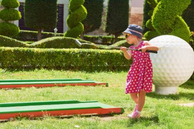 Çocuk mini golf oynuyor - yapay çimlerde golf