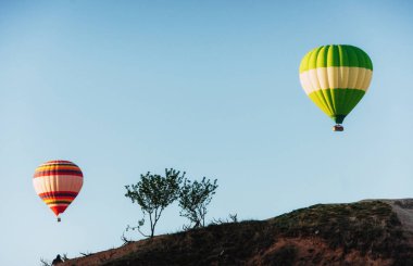Sıcak Hava Balon Kapadokya Türkiye kaya manzaraya üzerinde uçan. Vadi, dağ geçidi, hills, volkanik dağlar Göreme Milli Parkı'nda arasında yer alan.