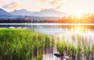 Parkta yüksek Tatras bir göl üzerinde gündoğumu. Shtrbske Pleso, Slovakya, Europe.