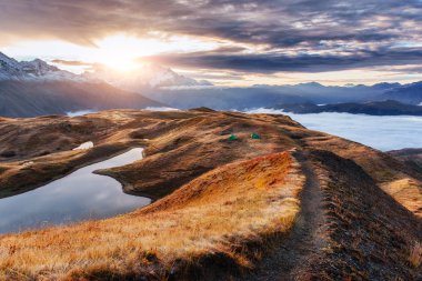 Koruldi Dağı 'nda gün batımı. Yukarı Svaneti, Gürcistan Avrupa. Kafkas Dağları.