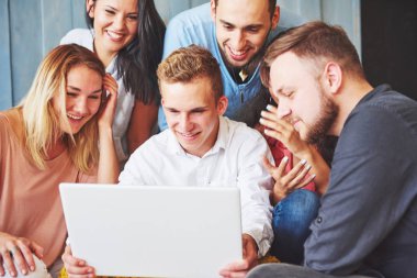 Sosyal Medya Kavramını Asan Yaratıcı Genç Arkadaşlar Grubu. Çalışma Sürecinde Yaratıcı Proje Tartışılan, Oyun Oynayan veya Video Film İzleyen İnsanlar.