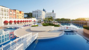Yüzme havuzu, lüks otel, açık havuz ve spa. Amara Dolce Vita Luxury Oteli. Tatil köyü. Tekirova-Kemer. Türkiye