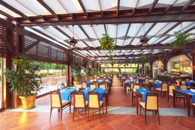 Boş servis edilen restoran masası sahilde ziyaretçi bekliyor. Amara Dolce Vita Luxury Oteli. Tatil köyü. Tekirova-Kemer. Türkiye