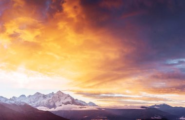 Fantastik güzel cumulus bulutları karla kaplı dağlarında. Ana Kafkas Ridge. Türü Mount dır Meyer, Gürcistan.