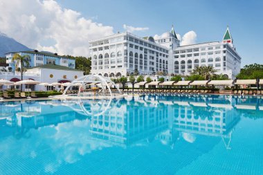 Yüzme havuzu ve lüks otelin plajı. Tip eğlence kompleksi. Amara Dolce Vita Luxury Oteli. Tatil köyü. Tekirova-Kemer. Türkiye