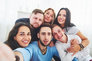 En iyi arkadaşlar arka ışıklandırmayla selfie çekiyorlar. Gençlerle mutlu arkadaşlık kavramı. Birlikte eğleniyorlar..