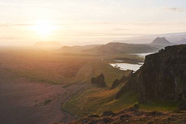 Dağların üzerinde renkli bir günbatımı. İzlanda 'nın muhteşem manzarası. Güzellik dünyası.