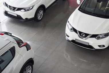 Araba satışı, pazar yeri, geniş açılı çekim.