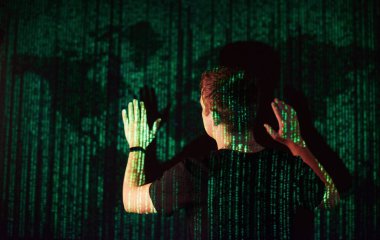 Kafkasyalı bir adam ve sanal gerçeklik VR kulaklığının çifte pozlandırılması muhtemelen bir oyuncu ya da hackerın kodu güvenli bir ağa ya da sunucuya kırmasıdır.
