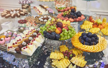 Meyveli vazolar açık büfe masasında duruyor..