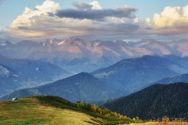 Fantastik güzel cumulus bulutları karla kaplı dağlarında. Ana Kafkas Ridge. Türü Mount dır Meyer, Gürcistan.