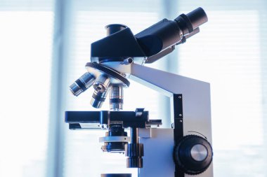 Laboratuvardaki mikroskobu kapat.