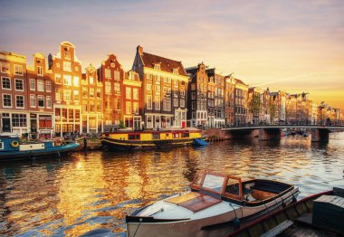 Gün batımında Amsterdam kanal. Amsterdam Hollanda başkenti ve en kalabalık şehridir.