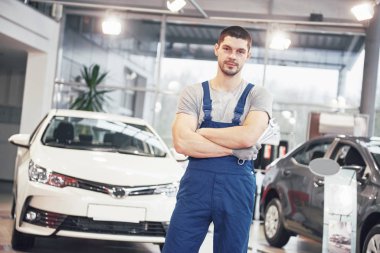 İngiliz anahtarı olan bir araba tamircisi. Otomatik tamir garajı.