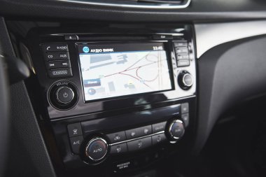 Lüks araba İçişleri - direksiyon, vites kolu, gösterge paneli ve bilgisayar.