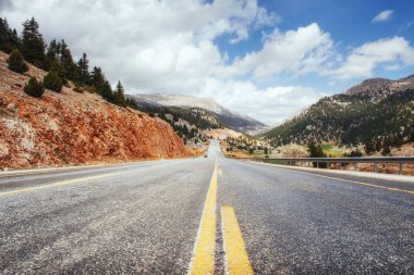 Dağlarda muhteşem bir yol. Karpatlar. Ukrayna Avrupa