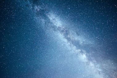 Yıldızlar, nebula ve galaksiyle dolu canlı bir gece göğü. Derin gökyüzü gökyüzü fotoğrafı.