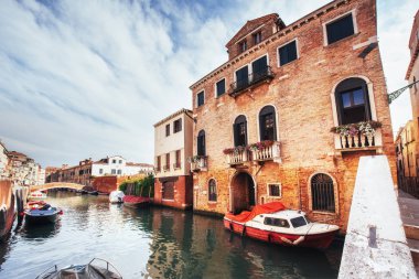 Gondol Venedik kanal. Venedik Avrupa'nın popüler bir turistik yer