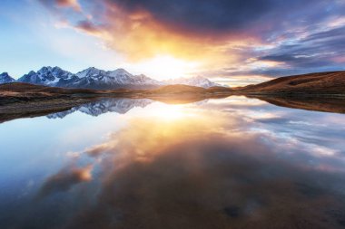 Koruldi Dağı 'nda gün batımı. Yukarı Svaneti, Gürcistan Avrupa. Kafkas Dağları.