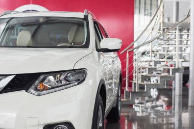 Farlar ve yeni lüks bir arabanın kaputu..