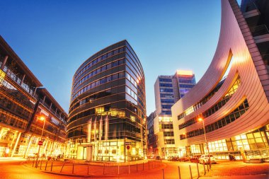 Gece şehri Düsseldorf. Otel Hyatt. Almanya. Doğal bulanık arka plan. Yumuşak ışık efekti