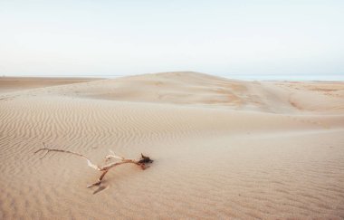 Türkiye 'de gizemli çöl üzerinde renkli gün batımı.