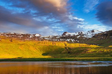 Dağlar ve ırmaklar İzlanda'daki güzel manzara