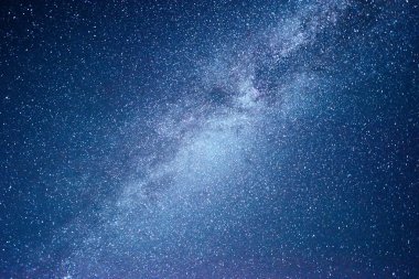 Yıldızlar, nebula ve galaksiyle dolu canlı bir gece göğü. Derin gökyüzü gökyüzü fotoğrafı.