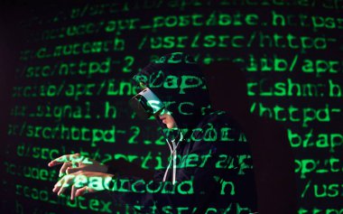 Kafkasyalı bir adam ve sanal gerçeklik VR kulaklığının çifte pozlandırılması muhtemelen bir oyuncu ya da hackerın kodu güvenli bir ağa ya da sunucuya kırmasıdır.
