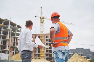 İnşaat, Mimarlık, işletme, ekip çalışması ve insanlar kavramı - site oluşturma, planı ile mutlu mimarlar.