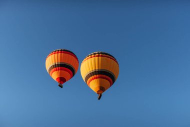 Renkli sıcak hava balonları mavi gökyüzü karşı bir grup.