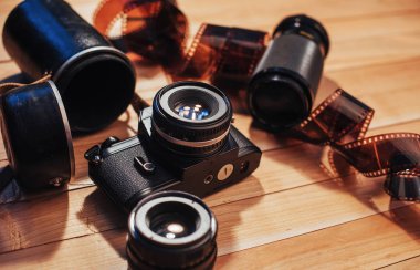 Eski film fotoğraf ve film bir rulo ahşap üzerine.