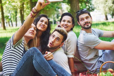 Mutlu arkadaşlar doğada eğleniyor..