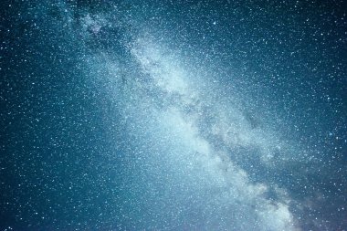 Yıldızlar, nebula ve galaksiyle dolu canlı bir gece göğü. Derin gökyüzü gökyüzü fotoğrafı.