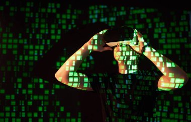Kafkasyalı bir adam ve sanal gerçeklik VR kulaklığının çifte pozlandırılması muhtemelen bir oyuncu ya da hackerın kodu güvenli bir ağa ya da sunucuya kırmasıdır.