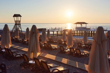 Güneşli yataklı, deniz ve dağlı özel kumlu sahilin manzarası. Tatil