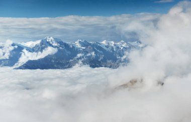 Sonbahar manzara ve kar dağlarda güzel cumulus bulutları. Ana Kafkas Ridge. Türü Mount dır Mheyer, Gürcistan.