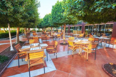 Akdeniz kıyısında güzel bir gün batımında bir yaz restoranı. Tekirova-Kemer. Türkiye