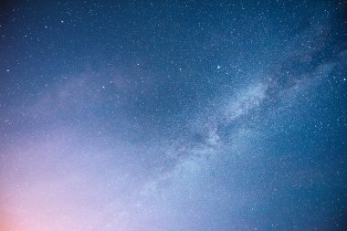 Yıldızlar, nebula ve galaksiyle dolu canlı bir gece göğü. Derin gökyüzü gökyüzü fotoğrafı.