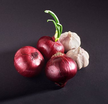 Mavi mor soğan ve sarımsak siyah arka planda izole edilmiş beyaz.