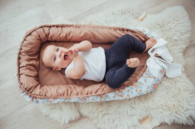 Çocuklar için yatak. Bebek yatakta uyuyor. Doğumdan hemen sonra sağlıklı bir bebek. Güzel parlak tekstil